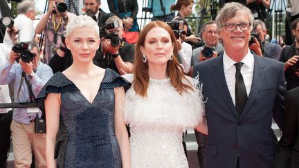 Michelle Williams, Julianne Moore et&nbsp;le réalisateur américain&nbsp;Todd Haynes sur la Croisette à Cannes le 18 mai 2017. (QUENTIN VEUILLET / CITIZENSIDE)