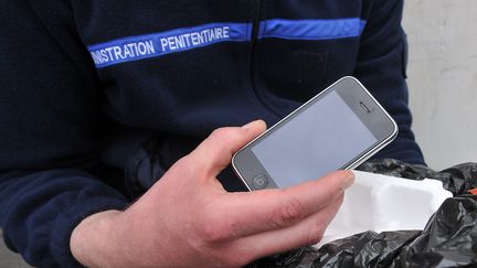 En 2017, plus de 40 000 téléphones et accessoires, chargeurs, cartes SIM, ont été saisis dans les prisons françaises. (Illustration) (C.LEFEBVRE / MAXPPP)