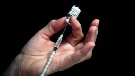 Une seringue de vaccin Pfizer-BioNTech est préparée par un soignant au centre de vaccination de Garlan (Finistère) le 31 mai 2021. (FRED TANNEAU / AFP)