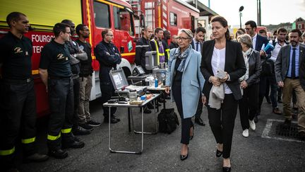 Les ministres de la Transition écologique et de la Santé, Elisabeth Borne (à gauche) et Agnès Buzyn (à droite) rencontrent les pompiers sur le site de Lubrizol, à Rouen, le vendredi 27 septembre 2019. (LOU BENOIST / AFP)