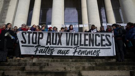 A l'occasion de la Journée internationale contre les violences faites aux femmes, l'Espace Simone de Beauvoir a organisé un rassemblement place Graslin, à Paris, le 25 novembre 2023. (ESTELLE RUIZ / HANS LUCAS / AFP)