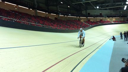 François Pervis teste la piste du Vélodrome national