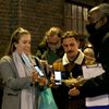 Un contrôle de pass sanitaire dans les rues de Londres (Royaume-Uni), le 17 décembre 2021. (HASAN ESEN / AGENCE ANADOLU via AFP)