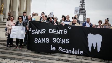 D'anciens patients des centres dentaires Dentexia manifestent à Paris, le 9 mai 2016. (MAXPPP)