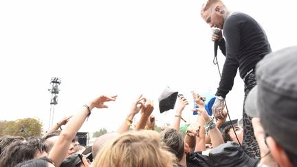 En début de concert, Frank Carter dit vouloir faire connaissance avec les festivaliers. Sa technique ? Marcher au milieu de la foule, ceux-ci le portant à bout de bras.
 (Bernard Barbereau / FTV)