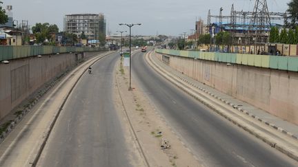 La route du tunnel de Maryland à Lagos, capitale économique du Nigeria, déserte depuis le début du confinement mis en place le 31 mars 2020. (ADEKUNLE AJAYI / NURPHOTO)