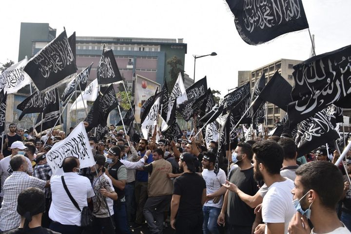 Des manifestants défilent à Beyrouth, la capitale du Liban, le 30 octobre 2020, pour protester contre les propos d'Emmanuel Macron défendant la liberté d'expression, notamment le droit de caricaturer. (MAHMUT GELDI / ANADOLU AGENCY / AFP)