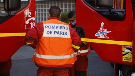 Une brigade des sapeurs-pompiers de Paris à l'entraînement, le 23 avril 2021. (LUDOVIC MARIN / AFP)