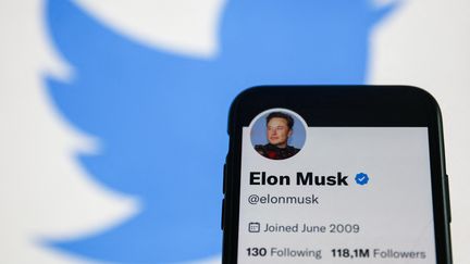 Le compte Twitter d'Elon Musk affiché sur un écran de téléphone, le 22 novembre 2022.&nbsp; (JAKUB PORZYCKI / NURPHOTO / AFP)