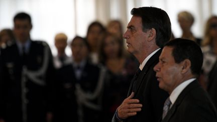 Le président brésilien, Jair Bolsonaro, et le général&nbsp;Hamilton Mourao, vice-président, lors d'une cérémonie à Brasilian le 28 mars 2019. (MATEUS BONOMI / AGIF)