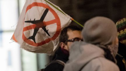 Un drapeau montrant l'opposition au projet d'aéroport de Notre-Dame-des-Landes, mercredi 17 janvier, dans les rues de Nantes (Loire-Atlantique). (ESTELLE RUIZ / CROWDSPARK / AFP)