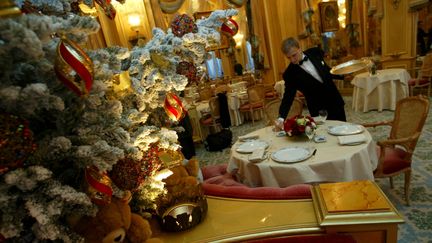 Préparation du repas de la Saint Sylvestre au palace Ritz à Paris, en 2004. (MAXPPP)