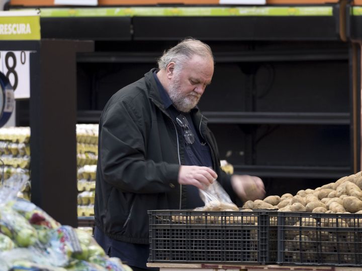 Le père de Meghan Markle, Thomas Markle, dans un supermarché à Rosarito, au Mexique, le 10 avril 2018.&nbsp; (ANDY JOHNSTONE / MIRRORPIX / SIPA / DAILY MIRROR)