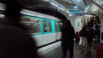 La station de métro "Porte de Saint-Ouen" sur la ligne 13, gérée par Ile-de-France Mobilités, en octobre 2020. (MAYLIS ROLLAND / HANS LUCAS / AFP)