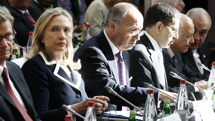 La secr&eacute;taire d'Etat am&eacute;ricaine, Hillary Clinton, et le ministre des Affaires &eacute;trang&egrave;res fran&ccedil;ais,&nbsp;Laurent Fabius (au centre), lors de la conf&eacute;rence des Amis du peuple syrien &agrave; Paris, le 6 juillet 2012. (JACKY NAEGELEN / AFP)