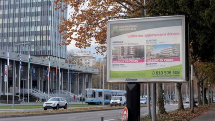 Un panneau publicitaire à Grenoble (Isère), le 25 novembre 2014. (JEAN-PIERRE CLATOT / AFP)