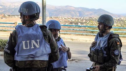 Des membres espagnols de la Finul se coordonnent avec la police militaire libanaise à Marjayoun, dans le sud du Liban, le 8 octobre 2024. (AFP)