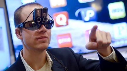 Un homme porte des lunettes 3D de la start-up company Tarsier, au salon high-tech International CES de Las Vegas (janvier 2014)
 (BRITTA PEDERSEN / DPA / DPA PICTURE-ALLIANCE/AFP)