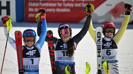 Mikaela Shiffrin (à gauche) a été battue par Laurence St-Germain (au centre) lors du slalom des Mondiaux de Courchevel-Méribel, samedi 18 février. Lena Duerr prend le bronze. (LIONEL BONAVENTURE / AFP)