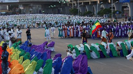 se recueillent et prient habillés de voiles colorés traditionnels.
 (Minasse Wondimu Hailu / ANADOLU AGENCY / AFP)