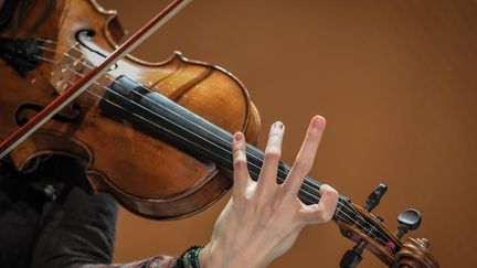 Une violoniste du Quatuor Hermès lors de la 25e édition des Folies de Nantes.&nbsp; (LOIC VENANCE / AFP)