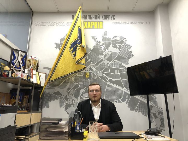 Konstantin Nemitchev, chef de la cellule kharkivienne du Corps national, dans son bureau, le 1er février 2022. (RAPHAEL GODET / FRANCEINFO)