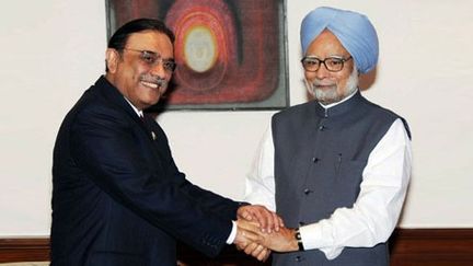 Le président pakistanais Asif Ali Zardari reçu par le Premier ministre indien Manmohan Singh (AFP PHOTO / HO / PAKISTAN)