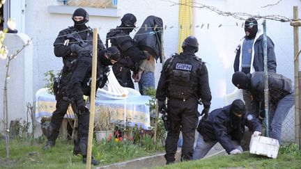 Coup de filet dans le milieu islamiste radical &agrave; Cou&euml;ron (Loire-Atlantique), le 30 mars 2012. (JEAN-SEBASTIEN EVRARD / AFP)