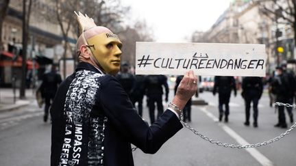 Un manifestant défend les professionnels de la culture dans le contexte de la crise sanitaire, jeudi 4 mars 2021 à Paris. (JEANNE ACCORSINI / SIPA)