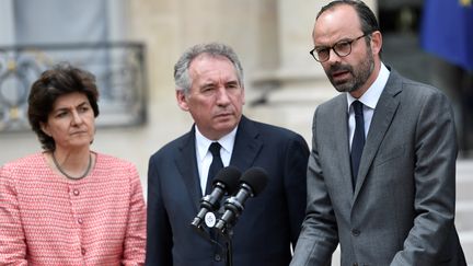 Sylvie Goulard, ministre des Armées, François Bayrou, garde des Sceaux et le Premier ministre Edouard Philippe, dans la cours de l'Elysée, à Paris, le 24 mai 2017.&nbsp; (STEPHANE DE SAKUTIN / AFP)