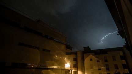 Un ciel orageux vu depuis Paris, le 12 août 2020. (NICHOLAS ORCHARD / HANS LUCAS / AFP)