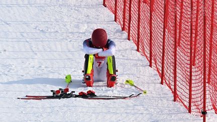 Mikaela Shiffrin à terre après sa nouvelle sortie de piste très précoce en slalom aux JO de Pékin, le 8 février 2022. (ZHANG CHENLIN / XINHUA)