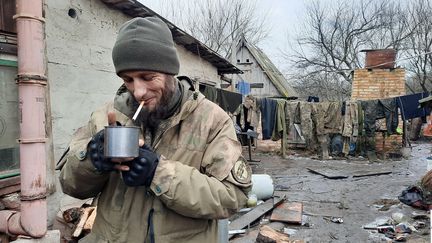 Yevguen, soldat ukrainien, allume une cigarette dans un camp de base près de Bakhmout, en Ukraine, en décembre 2022. (AGATHE MAHUET / FRANCEINFO / RADIO FRANCE)