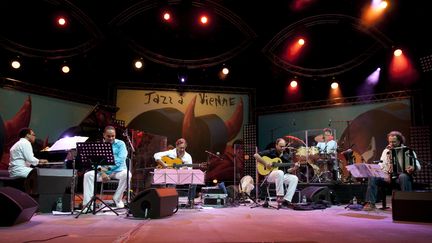 Le festival Jazz à Vienne,&nbsp;édition 2012, avec de gauche à droite Gonzalo Rubalcaba, Orlando "Maraca" Valle, Al Di Meola,&nbsp;Kevin Seddiki, Peter Kaszas et Fausto Beccalossi, le 6 juillet 2012 au Théâtre antique de Vienne (DAVID REDFERN / REDFERNS / GETTY IMAGES)