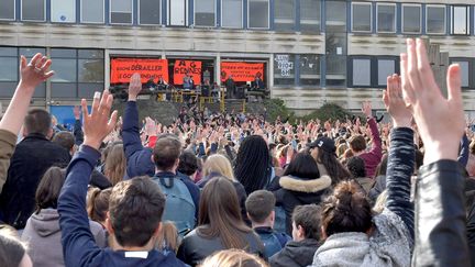 Environ 3 000 étudiants réunis en assemblée générale, à l'Université de Rennes 2 (Ille-et-Vilaine). Ils votent la reconduite du bloquage de la fac, le 16 avril 2018.&nbsp; (JOEL LE GALL / MAXPPP)