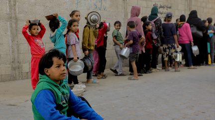 Des enfants attendent une distribution de nourriture dans la ville de Gaza, le 21 octobre 2024. (MOIZ SALHI / MIDDLE EAST IMAGES / AFP)