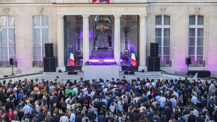 Dans la cour où marcher sur le gravier central est généralement tabou, les gens s’asseyent sans façon sur le trottoir. (CHRISTOPHE PETIT TESSON / AFP)