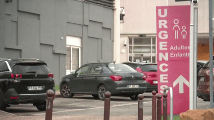 En manque de personnel, le centre hospitalier de Metz-Thionville, en Moselle, souhaite embaucher 12 soignants. Mais le centre a du mal à trouver des postulants, les infirmiers et aides-soignants sont davantage attirés par le Luxembourg voisin. (France 3)