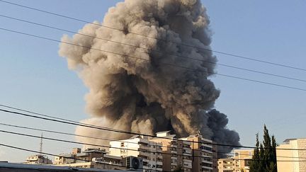 De la fumée s'échappe d'un bâtiment après une frappe israélienne sur la ville de Tyre (Liban), le 1er novembre 2024. (KAWNAT HAJU / AFP)