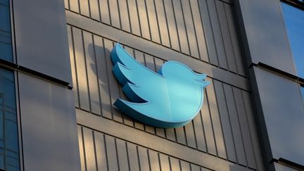 Le logo Twitter vu à l'extérieur du siège social de&nbsp;l'entreprise&nbsp;à San Francisco (Californie, Etats-Unis), le 28 octobre 2022.&nbsp; (CONSTANZA HEVIA / AFP)