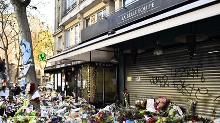 La façade de "La Belle Equipe" rue de Charonne croulant sous les hommages dix jours après les attentats du 13 novembre 2015.
 (Loïc Venance / AFP)