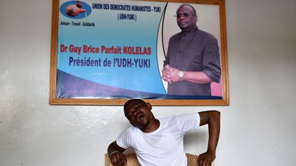 Un homme pleure après le décès du candidat de l'opposition à la présidence de la République du Congo, Guy Brice Parfait Kolélas, des suites du Covid-19, dans les bureaux de son parti, l'Union des démocrates humanistes&nbsp;(UDH-Yuki) à Brazzaville, au Congo, le 22 mars 2021. (OLIVIA ACLAND / REUTERS)