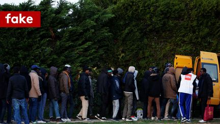 Des migrants lors d'une distribution de repas par une association, à Ouistreham (Calvados). (CHARLY TRIBALLEAU / AFP)