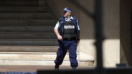 Un policier devant le tribunal de&nbsp;Parramatta&nbsp;à Sydney (Australie), le 6 septembre 2011. (DANIEL MUNOZ / REUTERS)