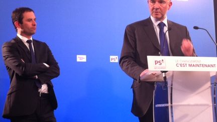 Point de presse au PS de Pierre Moscovici avec, derrière, Benoît Hamon (23 avril) (PM)