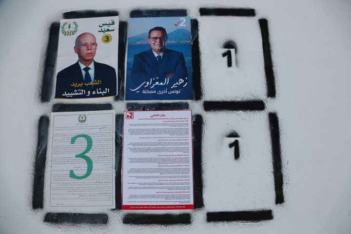 Affiches électorales à Tunis (Tunisie) montrant le président sortant, Kaïs Saïed (à gauche), et Zouhair Maghzaoui (au centre). Le troisième candidat, Ayachi Zammel, est incarcéré depuis le 2 septembre 2024. (MOHAMED HAMMI/SIPA)