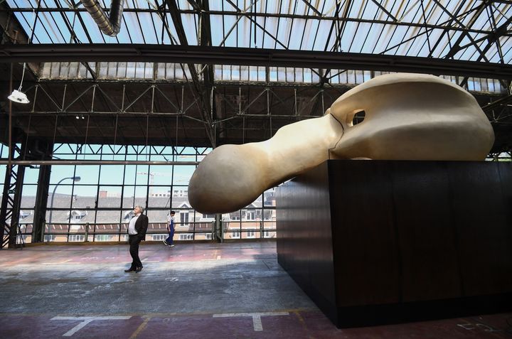 Un visiteur du centre Kanal-Pompidou, musée d'art moderne et contemporain qui a ouvert ses portes en 2018.&nbsp; (EMMANUEL DUNAND / AFP)