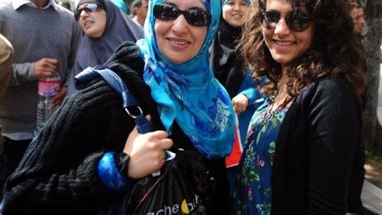 Une manifestation de femmes, le 1er avril 2011, contre le port du voile sur les photos d'identité. (FETHI BELAID / AFP)