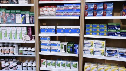 Des substituts nicotiniques en vente dans une pharmacie parisienne en 2017 (photo d'illustration). (STEPHANE DE SAKUTIN / AFP)