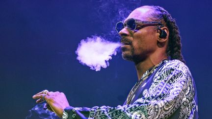 Le rappeur américain Snoop Dogg lors d'un concert à Cologne (Allemagne), le 21 septembre 2023. (HENNING KAISER / DPA / AFP)